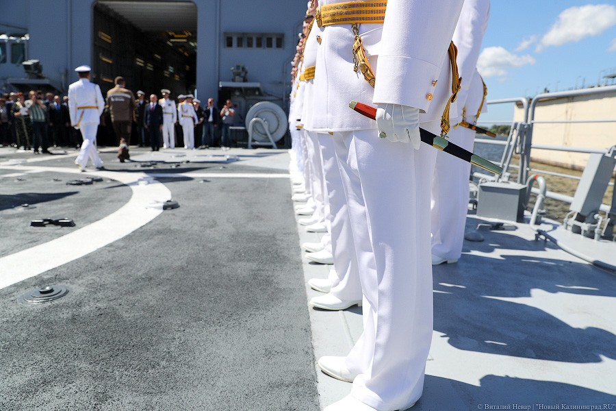 Трудный путь во флот: на БДК «Иван Грен» подняли Андреевский флаг