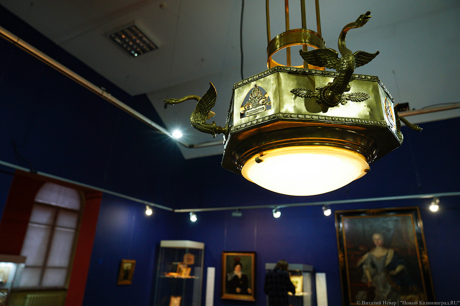 Тонкие материи и тюремная соломка: в Музее искусств открывается выставка Александра Васильева