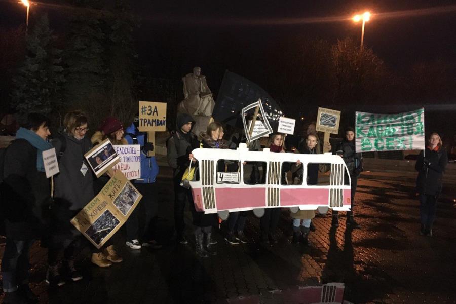С картонным трамваем: в Калининграде стартовало шествие за зелёный транспорт (фото)