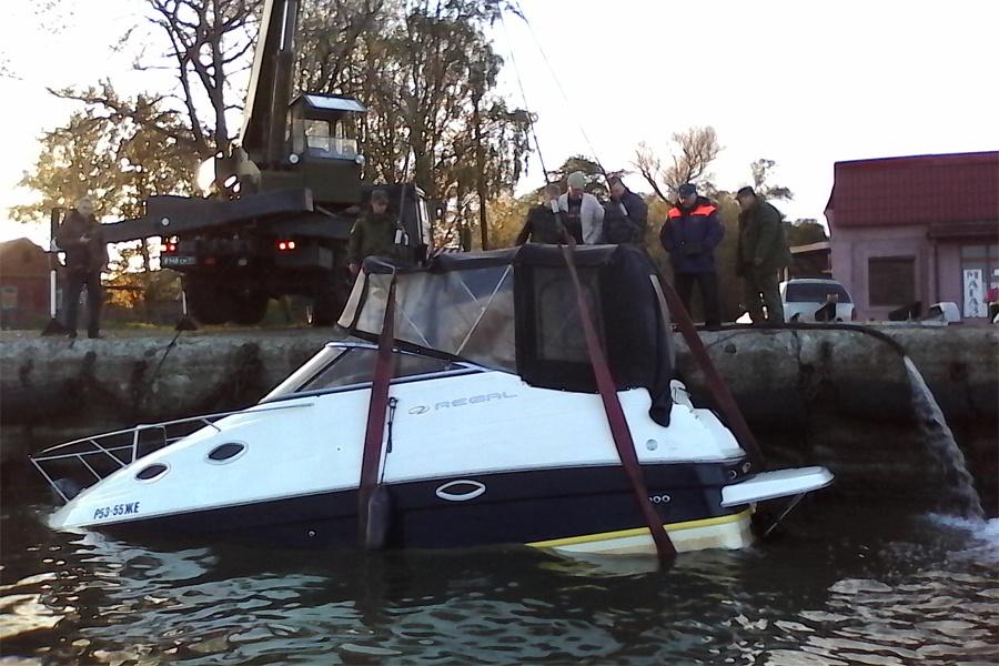 У причала Балтийской косы затонул двухтонный катер (фото)