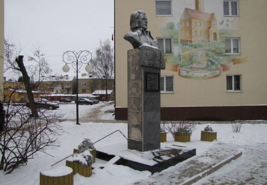 В центре Гусева вандалы повредили постамент бюста поэта Донелайтиса (фото)