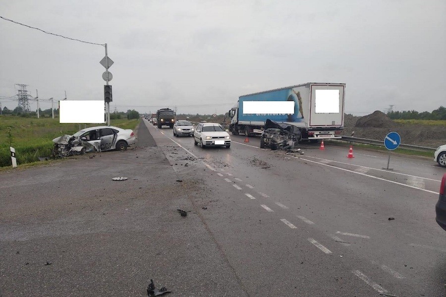 При лобовом столкновении двух авто на Окружной пострадали оба водителя