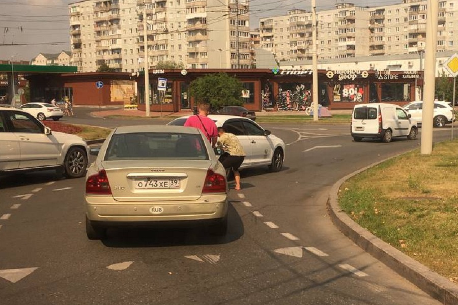На «кольце» Горького-Гайдара произошло ДТП, собирается пробка (фото)