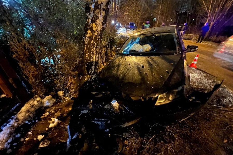В Калининграде в лобовую столкнулись два авто, пострадал водитель (фото)