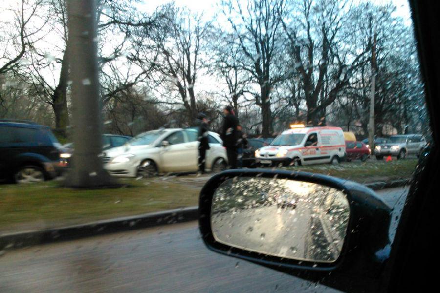 На проспекте Калинина образовалась пробка из-за аварии (фото)