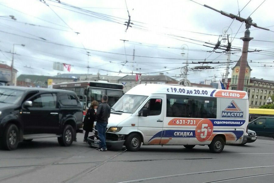В центре Калининграда микроавтобус врезался в легковое авто (фото)