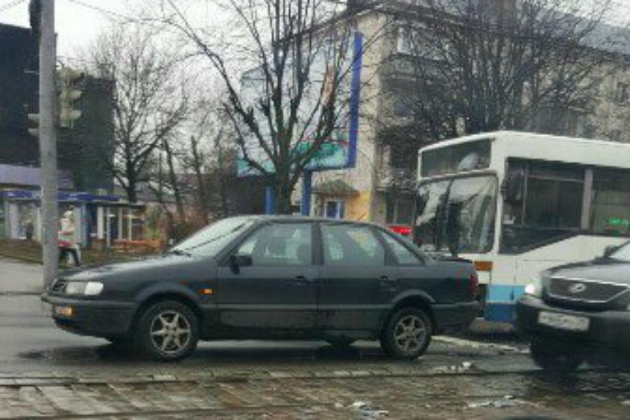 На Ленинском проспекте столкнулись автобус и «Фольксваген» (фото)