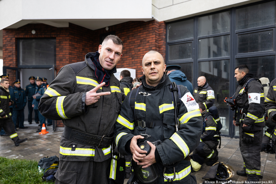 За три минуты на 25-й этаж: у пожарных прошли соревнование по скоростному подъёму (фото)