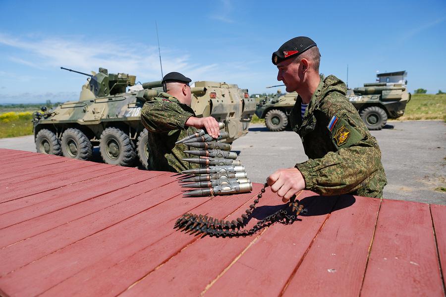 «Вальс бронетранспортёров»: в Хмелевке прошло военно-морское дерби 
