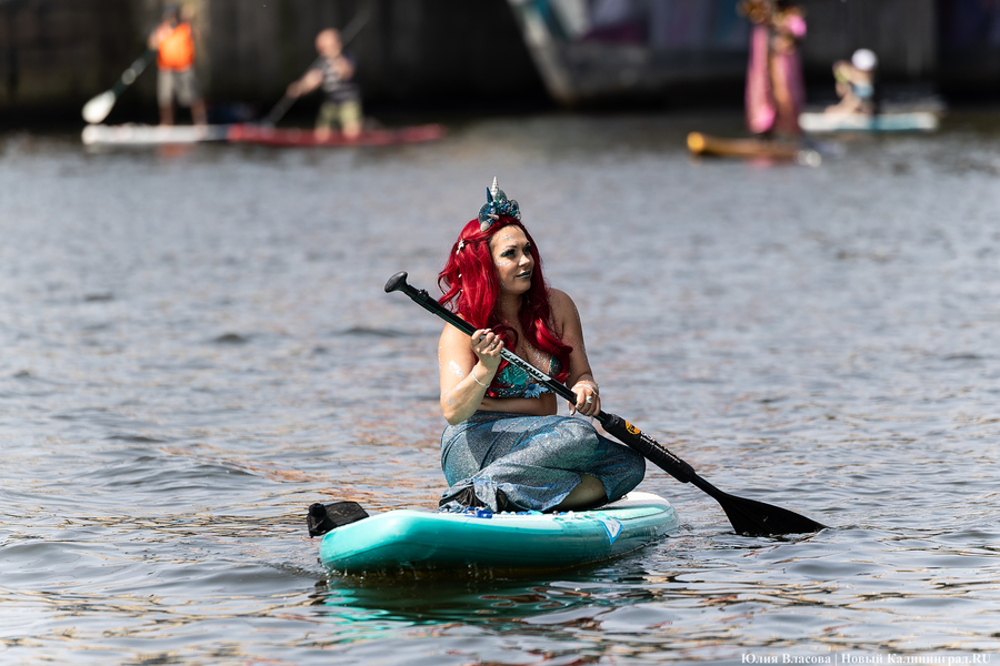 Царевны и богатыри на сапах: как в Калининграде прошёл костюмированный заплыв (фото)