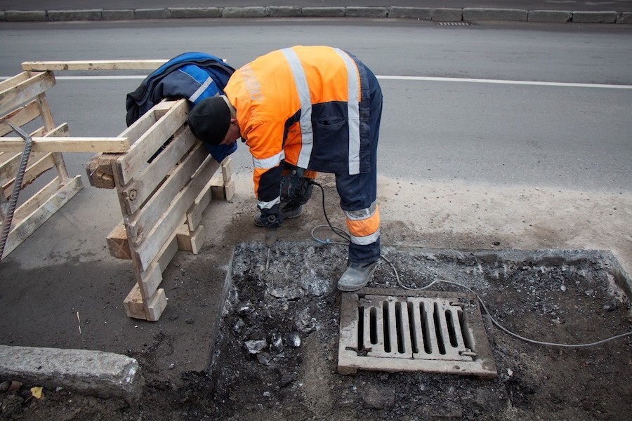 Чиновники обещают впредь сначала чинить ливневки, а потом ремонтировать дороги