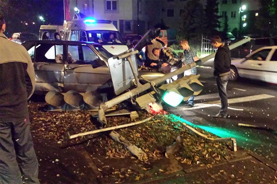 В Калининграде «БМВ» снесла светофор (фото)