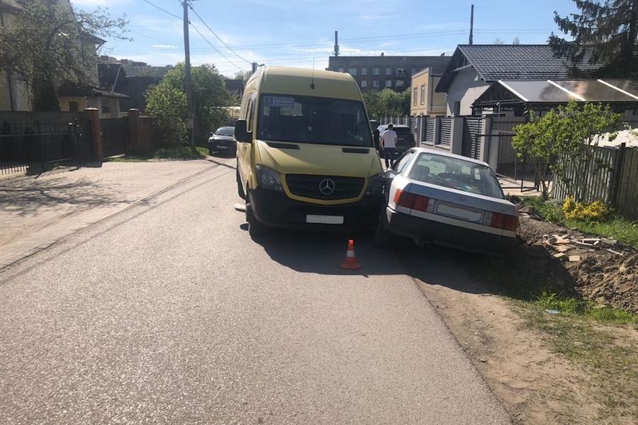 На Иртышской маршрутка врезалась в авто, пострадали женщина и 3-летний ребенок (фото)