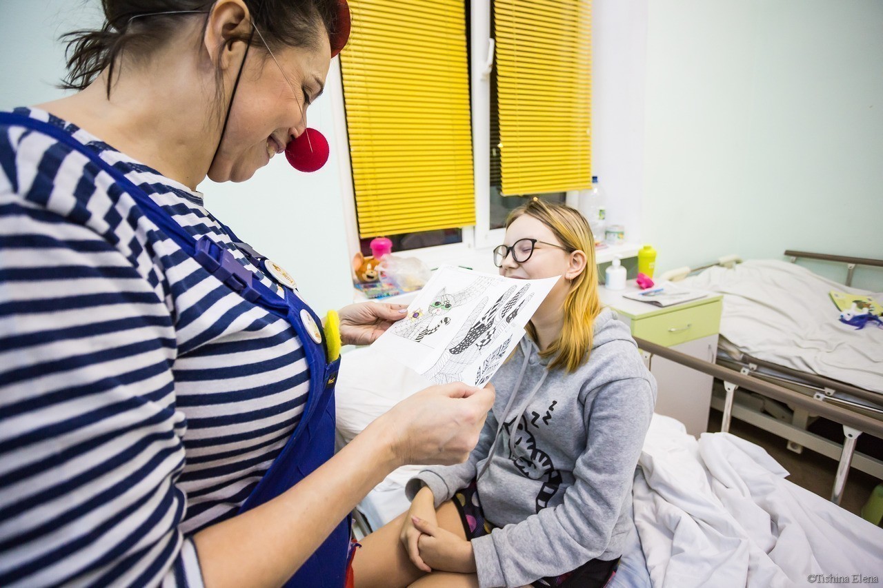 «Я не вижу болезни, я вижу детей»: зачем нужны клоуны в детской онкогематологии