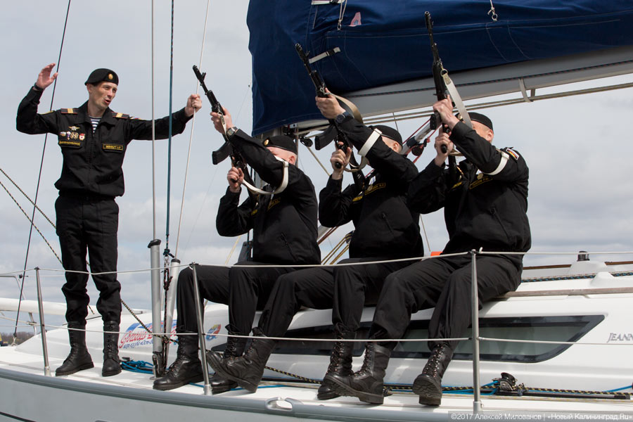 Венки на воде: яхтсмены в Балтийске почтили память погибших при штурме Пиллау
