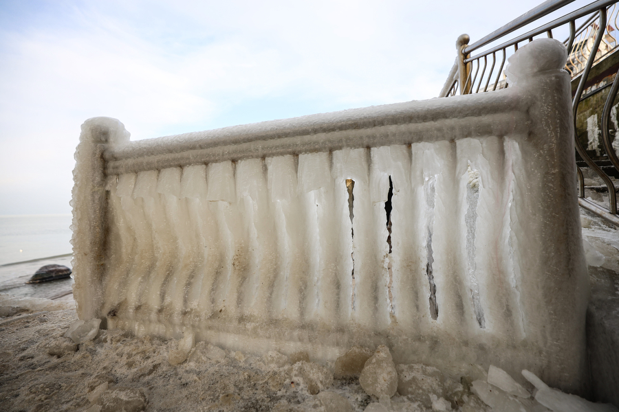 Мороз и море: как стихия украсила променад в Зеленоградске (фото)