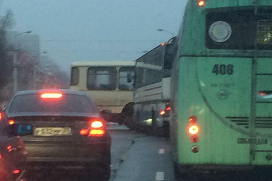 На Горького столкнулись два автобуса, блокировав движение транспорта (фото)