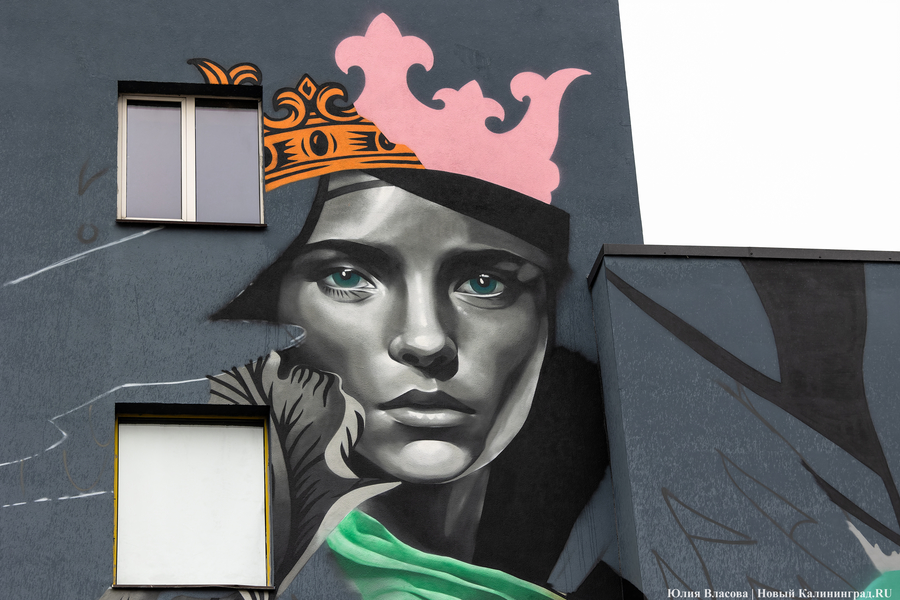 Сирин и Алконост: на здании старой «Европы» нарисовали мурал с женщинами-птицами (фото)