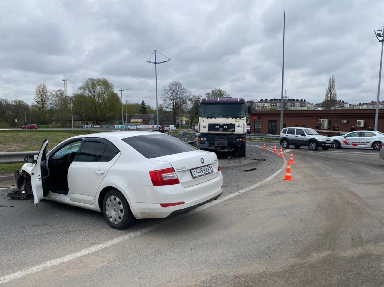 На Северном обходе столкнулись «легковушка» и грузовик: трое пострадавших (фото)