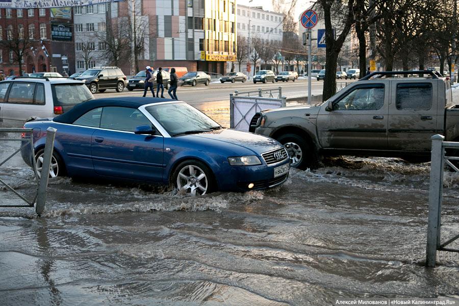 Зимний потоп: лопнувшая труба затопила Ленинский проспект (фото)
