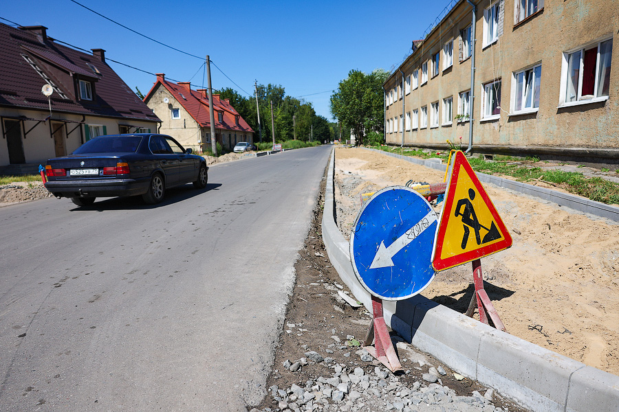 Ремонт на три года: что происходит с ул. Карташева, где сменился подрядчик (фото)