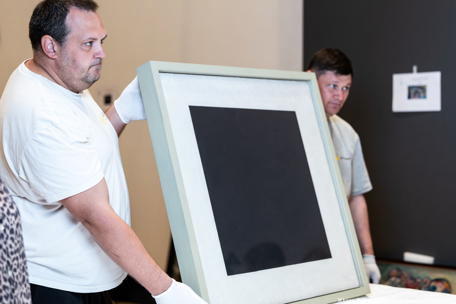 В Калининград прибыл «Чёрный квадрат»: как прошла распаковка картины Малевича (фото)