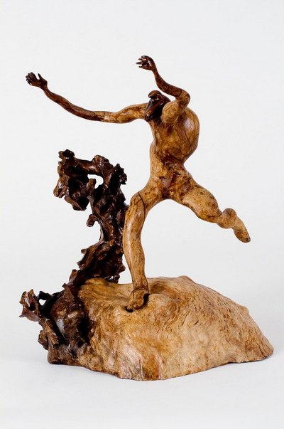 В Янтарном открылся музей сюрреалистических скульптур из корней деревьев