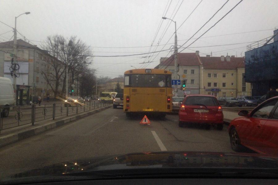 В Калининграде столкнулись автобус и легковушка, движение затруднено (фото)