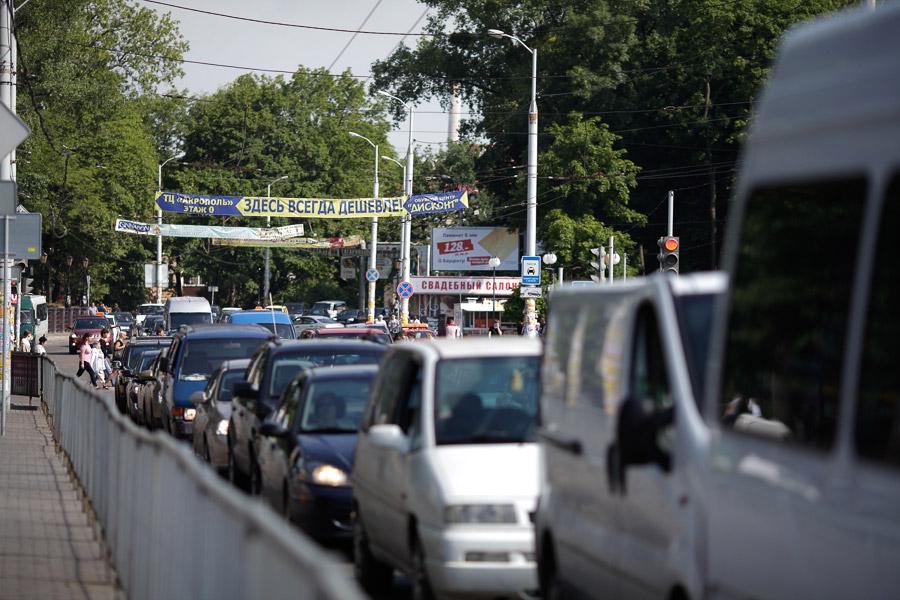 Из-за неверно отрегулированного движения на ул. Горького образовались пробки (фото)