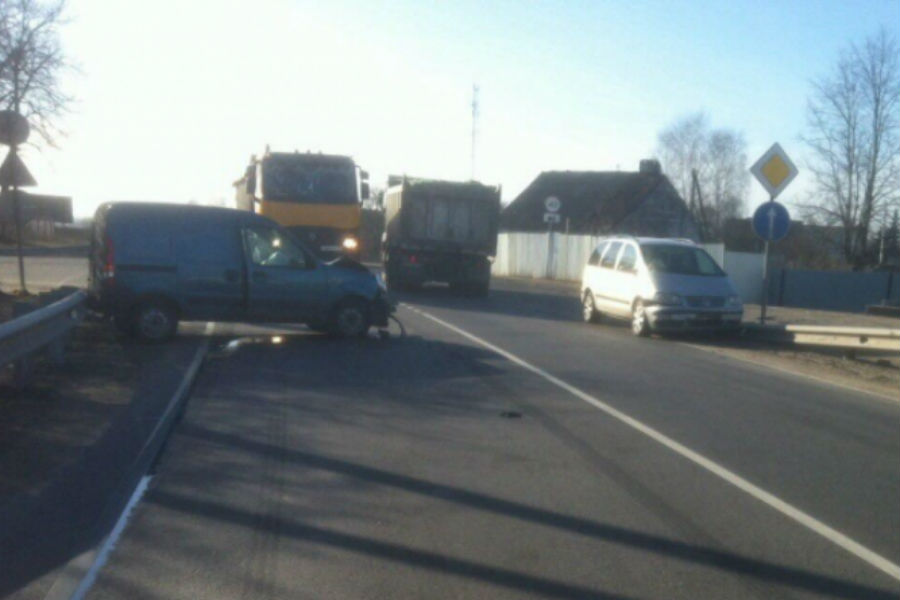 Под Черняховском в лобовую столкнулись «Рено» и «Фольксваген», двое в больнице (фото)