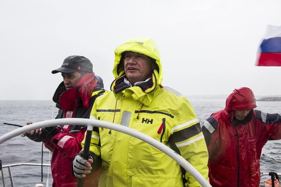 Венки на воде: калининградские яхтсмены почтили память погибших моряков