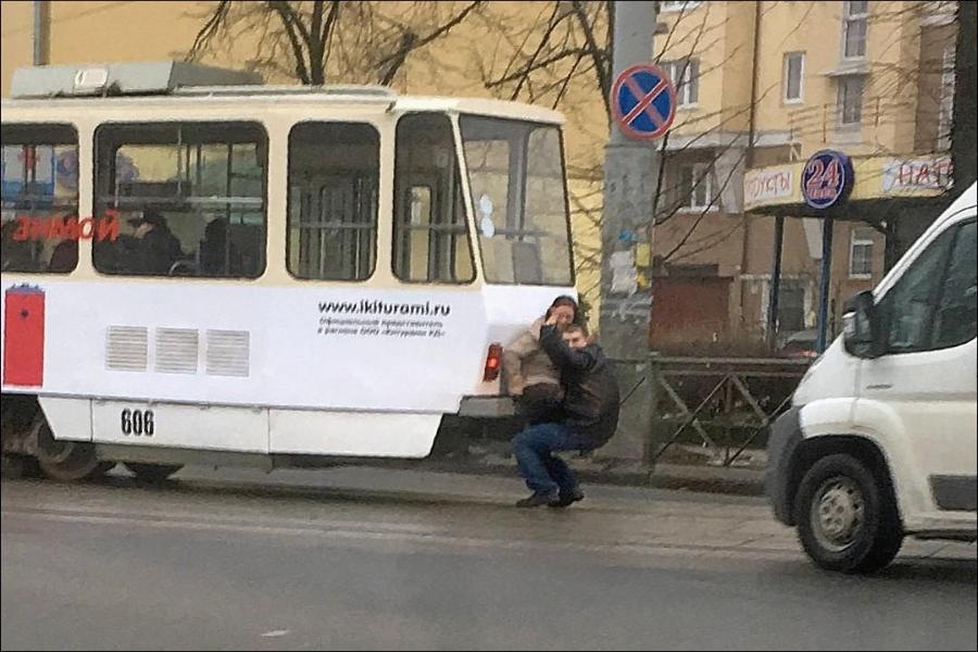 Очевидцы: в Калининграде хулиганы катались на сцепном устройстве трамвая (фото)