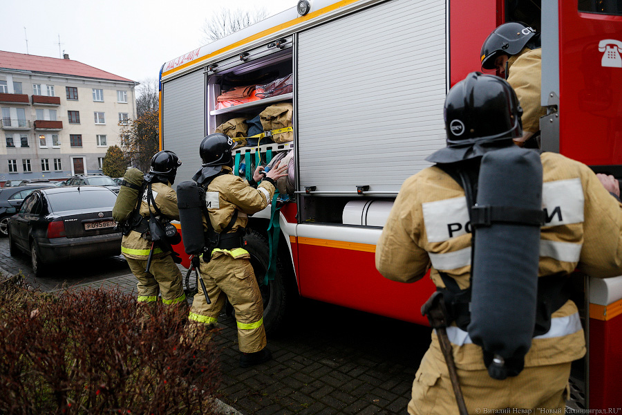 Изображая жертву: актеры драмтеатра «подыграли» пожарным на учениях (фото)
