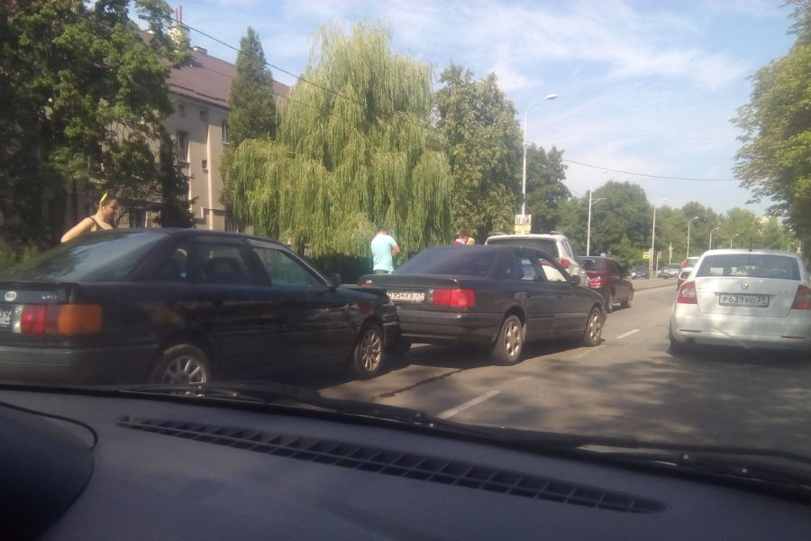 На ул. Гагарина столкнулись 4 автомобиля, движение затруднено (фото)