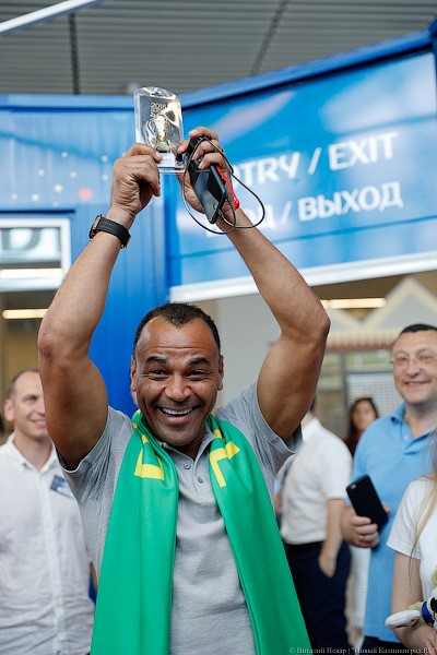 Шапка-ушанка в подарок и селфи с Забивакой: бразилец Кафу прилетел в Калининград