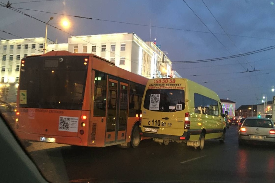 В центре Калининграда столкнулись автобус и маршрутка (фото)