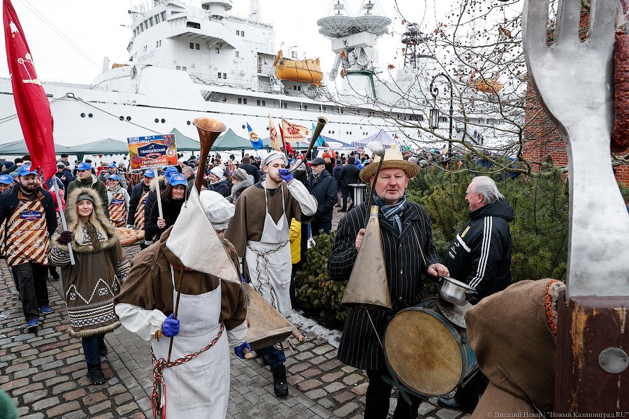 Косплей на Елизавету II: как прошёл День длинной колбасы в Музее Мирового океана