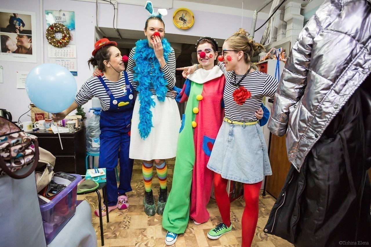 «Я не вижу болезни, я вижу детей»: зачем нужны клоуны в детской онкогематологии