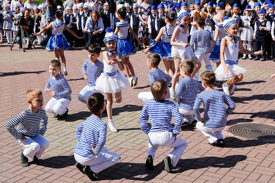 Майский вальс и слёзы: в школах Калининграда прозвенел последний звонок (фото)