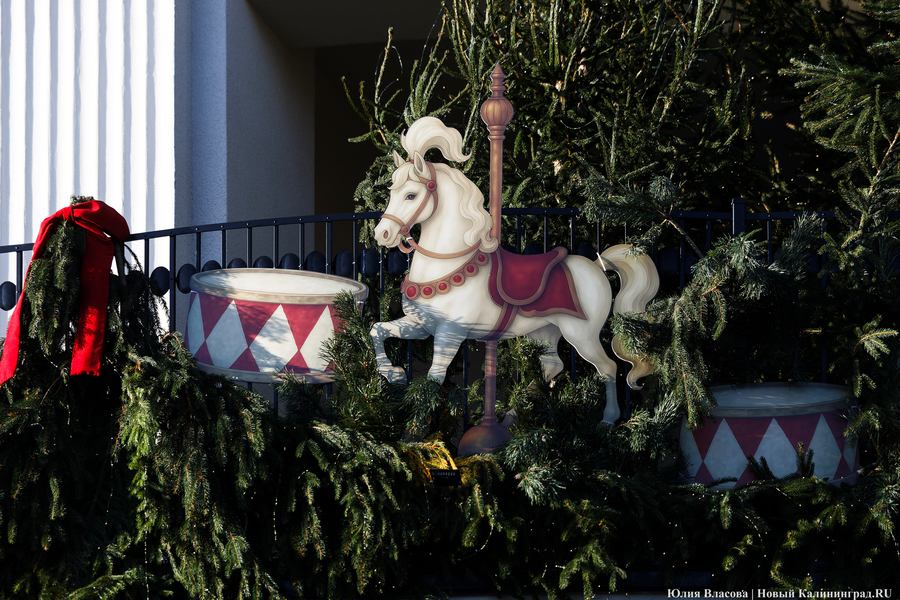 В царстве огненной лошади: как украсили Зеленоградск к Новому году (фото)