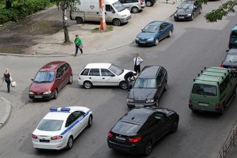 На улице Озерова в Калининграде столкнулись два автомобиля, движение затруднено 
