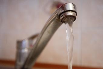 Жители новых домов по ул. Левитана второй месяц живут без горячей воды