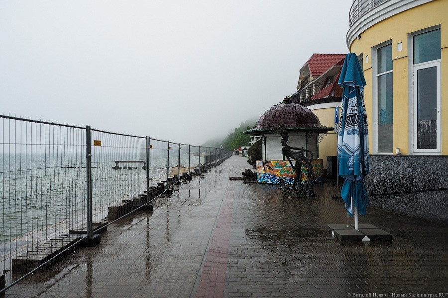 Обломки прошлого: как в Светлогорске разбирают старый променад (фото)