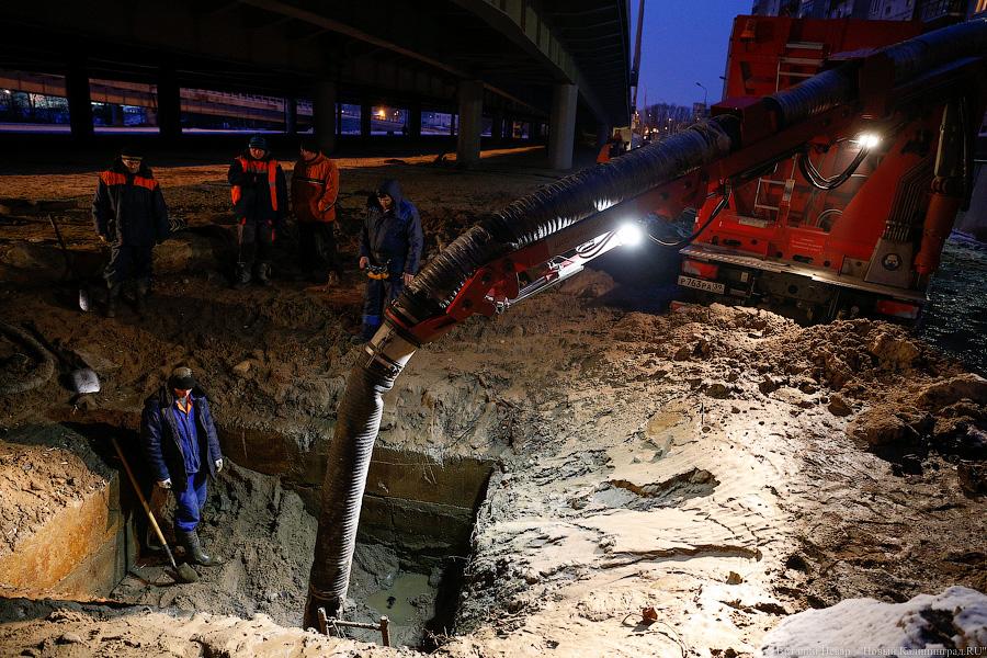 Ледовый остров: под второй эстакадой прорвало трубопровод (фото)