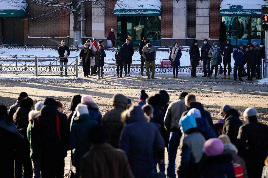 «Насладиться» зимой: во что превратились дороги в Калининграде после снегопада (фото)
