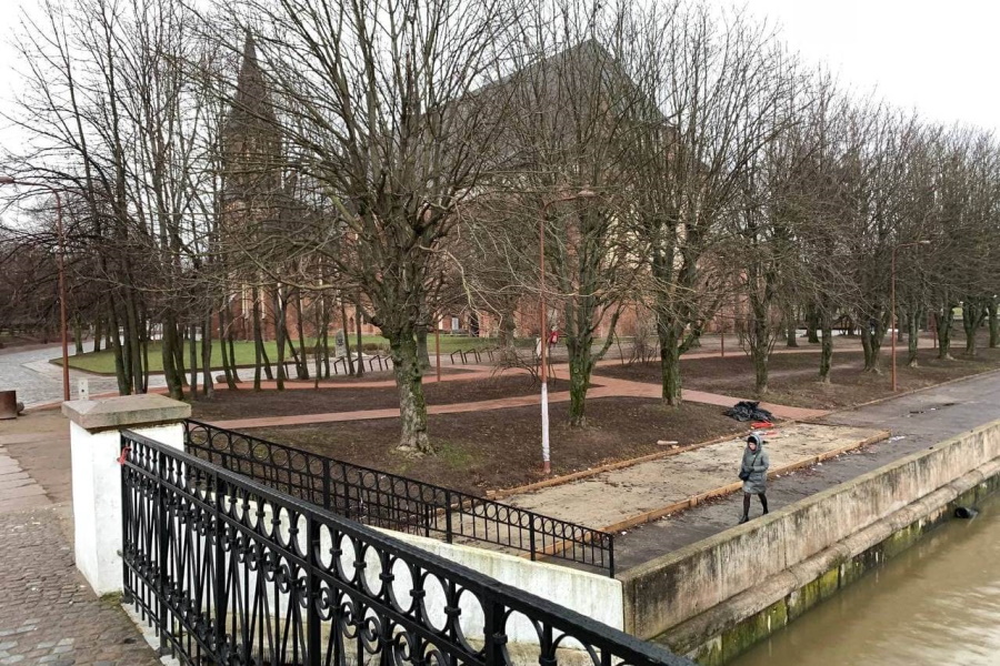 Павильон на «причале» на набережной острова Канта разобрали (фото)