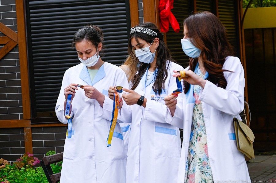 Как проходит вручение дипломов выпускникам БФУ в Ботаническом саду (фото)