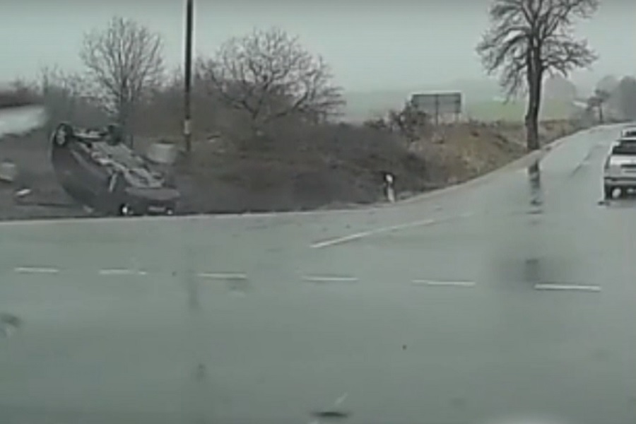 У поселка Круглово вылетел в кювет и перевернулся автомобиль (видео)