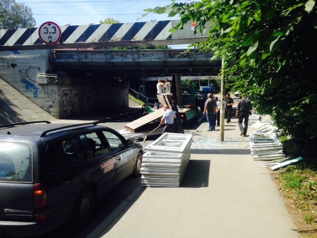 Грузовик, груженый стеклопакетами, не проехал под мостом на Островского (фото)