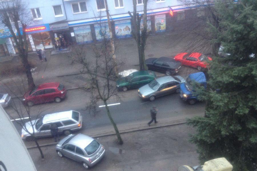 На Леонова столкнулись «Мерседес» и грузовое авто, собирается пробка (фото)
